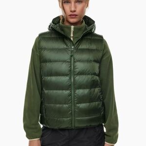 BNWT TNA The Little Puff Packable Vest, size XL in dark green